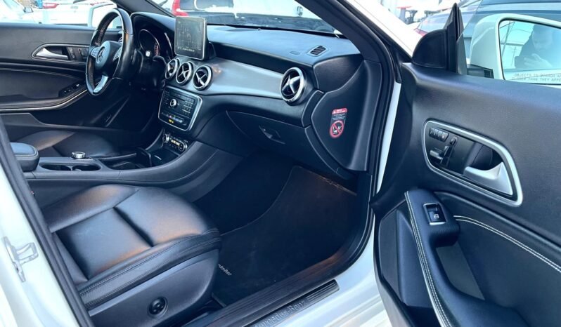 
								2015 Mercedes CLA250 4MATIC AWD Sedan full									
