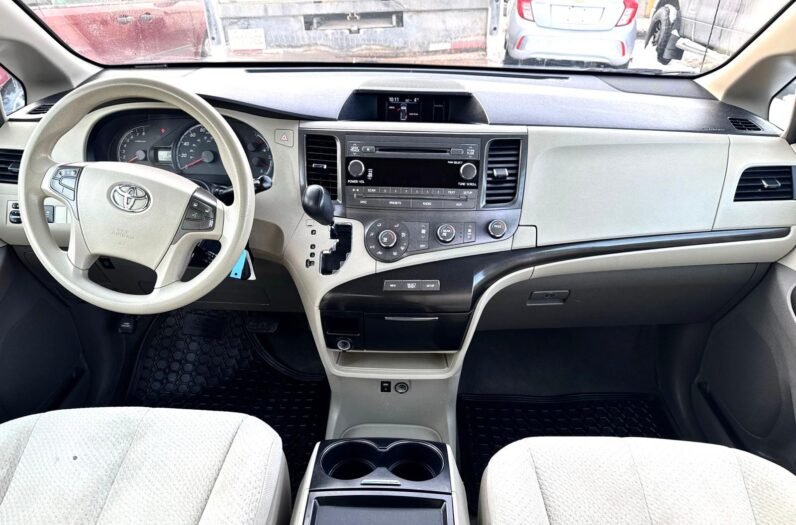 
								2011 Toyota Sienna LE Van full									