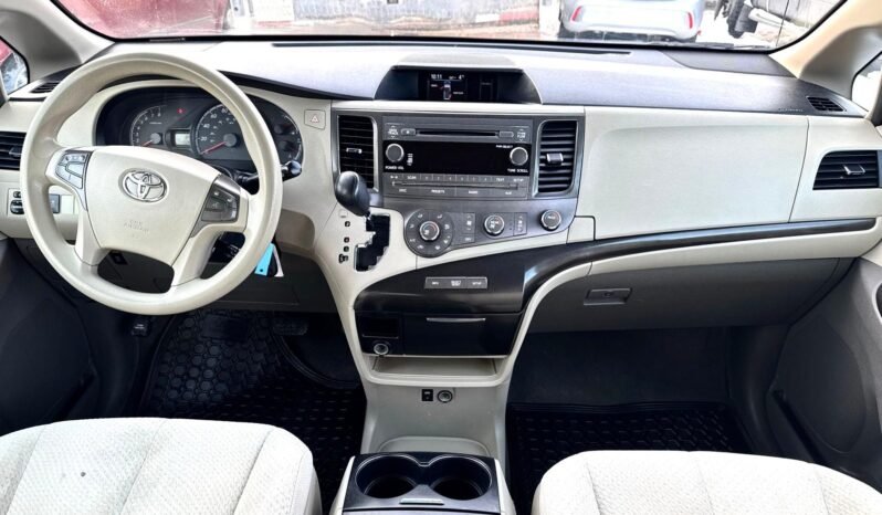 
								2011 Toyota Sienna LE Van full									