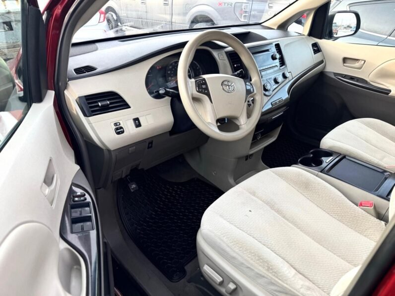 
								2011 Toyota Sienna LE Van full									