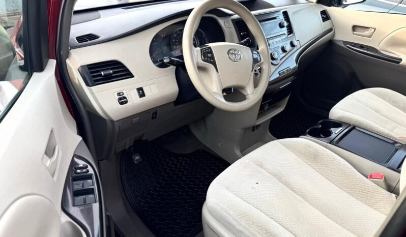 
								2011 Toyota Sienna LE Van full									