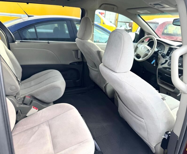 
								2011 Toyota Sienna LE Van full									