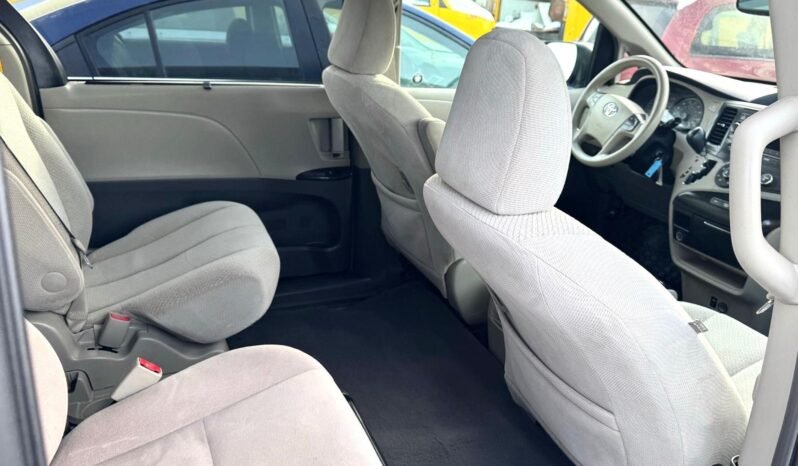 
								2011 Toyota Sienna LE Van full									