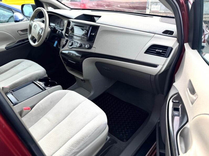 
								2011 Toyota Sienna LE Van full									