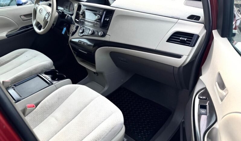 
								2011 Toyota Sienna LE Van full									