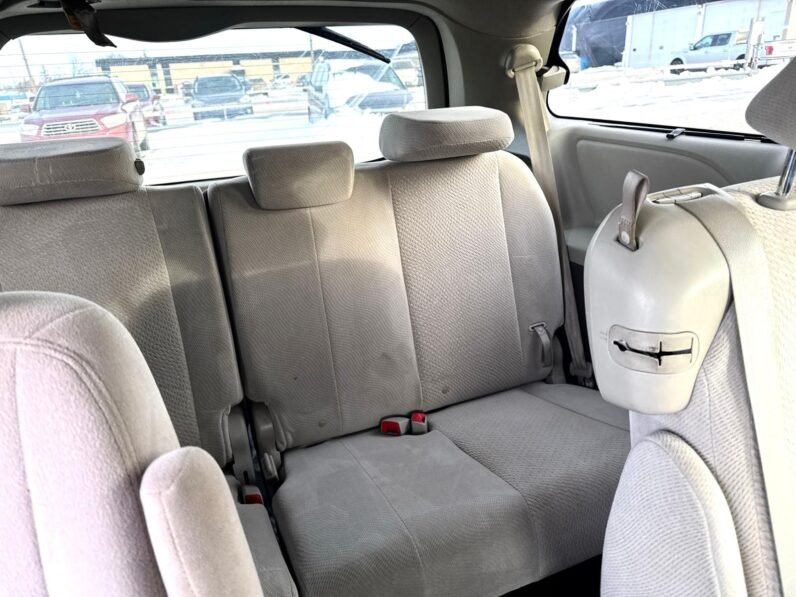 
								2011 Toyota Sienna LE Van full									