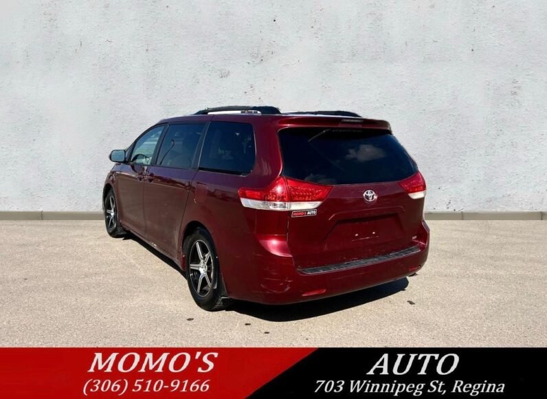 
								2011 Toyota Sienna LE Van full									