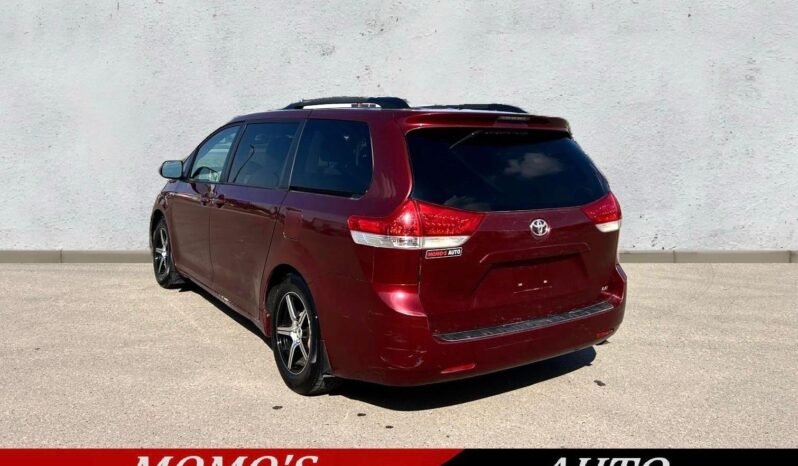 
								2011 Toyota Sienna LE Van full									