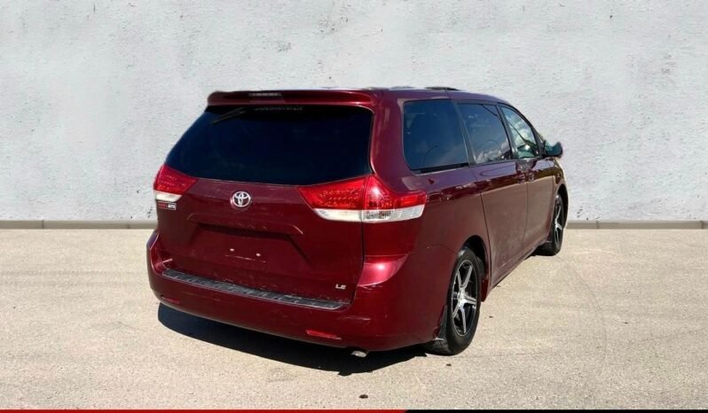 
								2011 Toyota Sienna LE Van full									