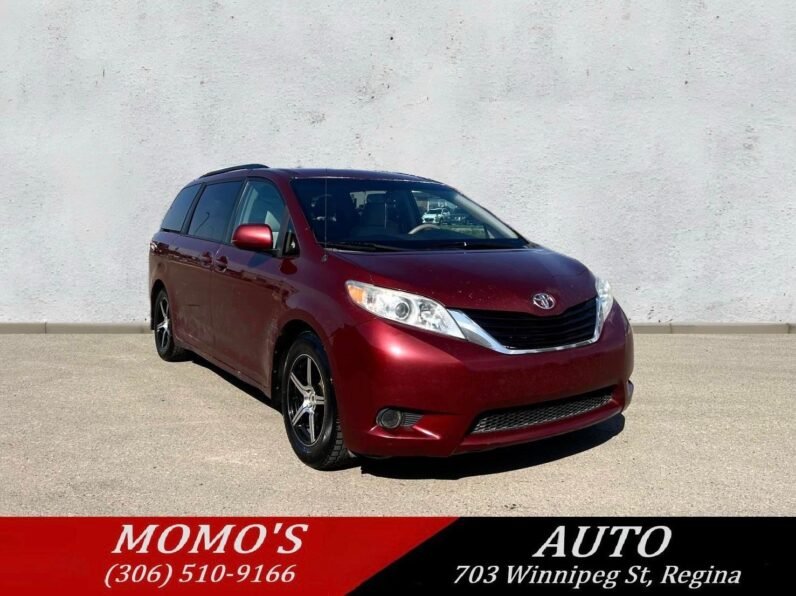 
								2011 Toyota Sienna LE Van full									