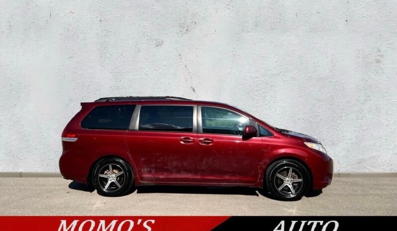 
								2011 Toyota Sienna LE Van full									