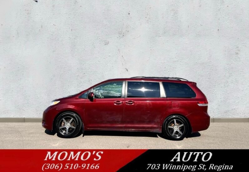 
								2011 Toyota Sienna LE Van full									