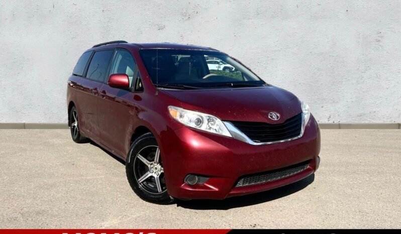 
								2011 Toyota Sienna LE Van full									