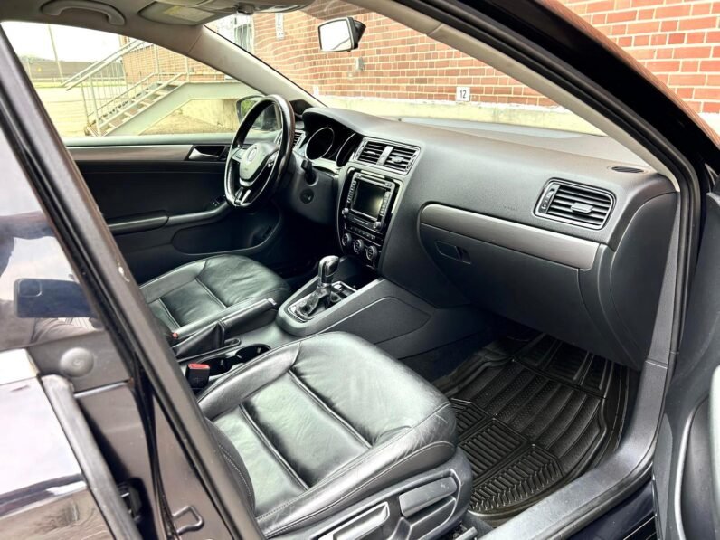 
								2015 Volkswagen Jetta TDI full									