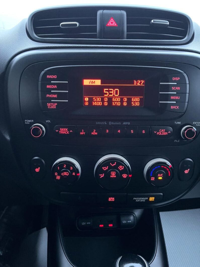 
								2015 Kia Soul + Hatchback full									