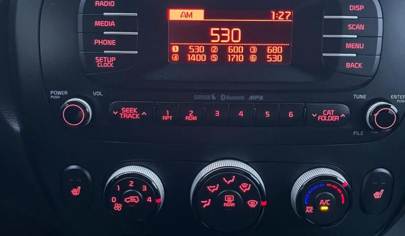 
								2015 Kia Soul + Hatchback full									