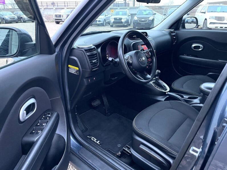 
								2015 Kia Soul + Hatchback full									