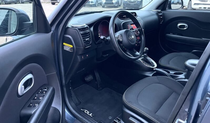 
								2015 Kia Soul + Hatchback full									