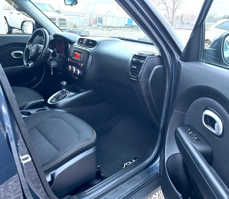 
								2015 Kia Soul + Hatchback full									