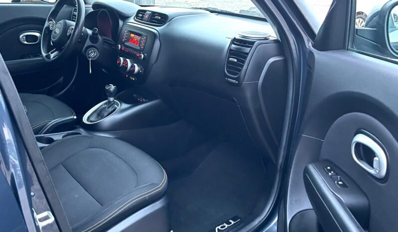 
								2015 Kia Soul + Hatchback full									