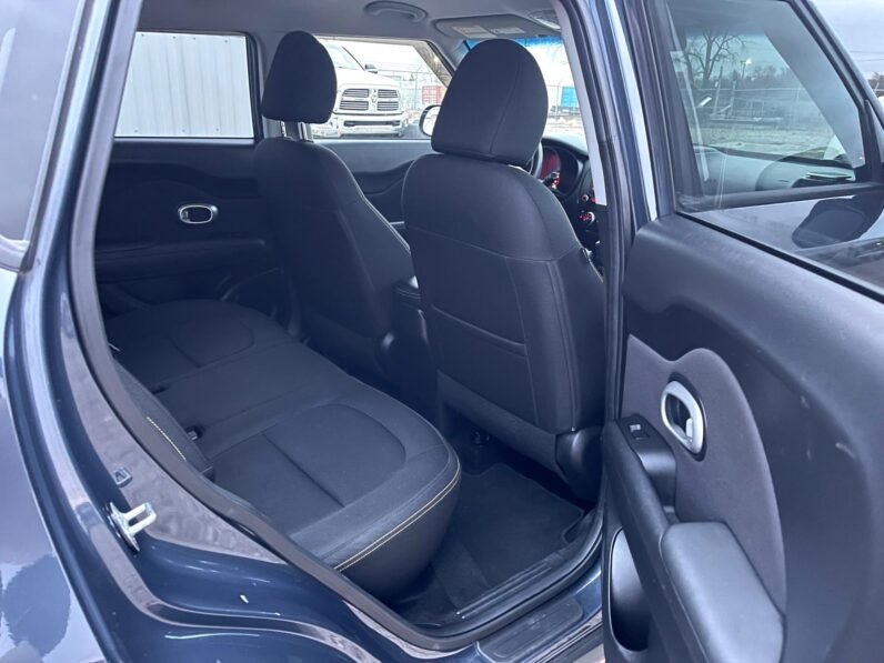 
								2015 Kia Soul + Hatchback full									