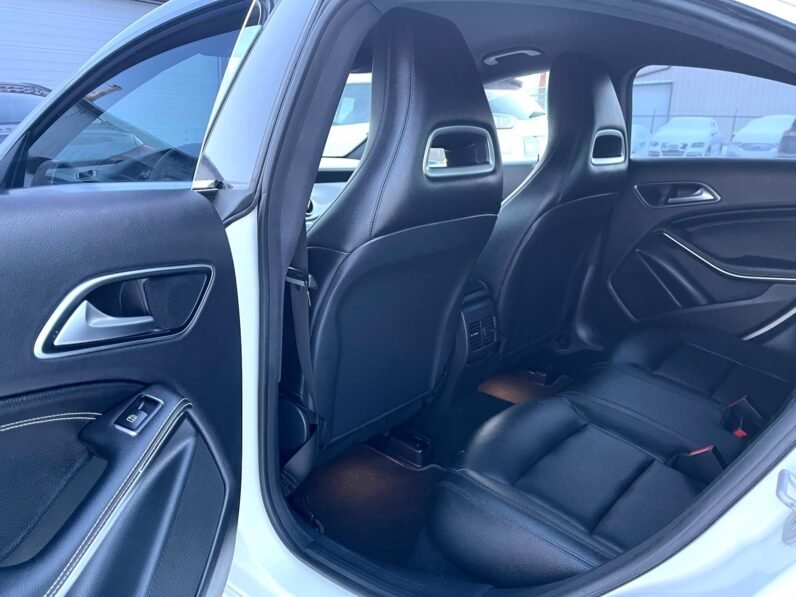 
								2015 Mercedes CLA250 4MATIC AWD Sedan full									