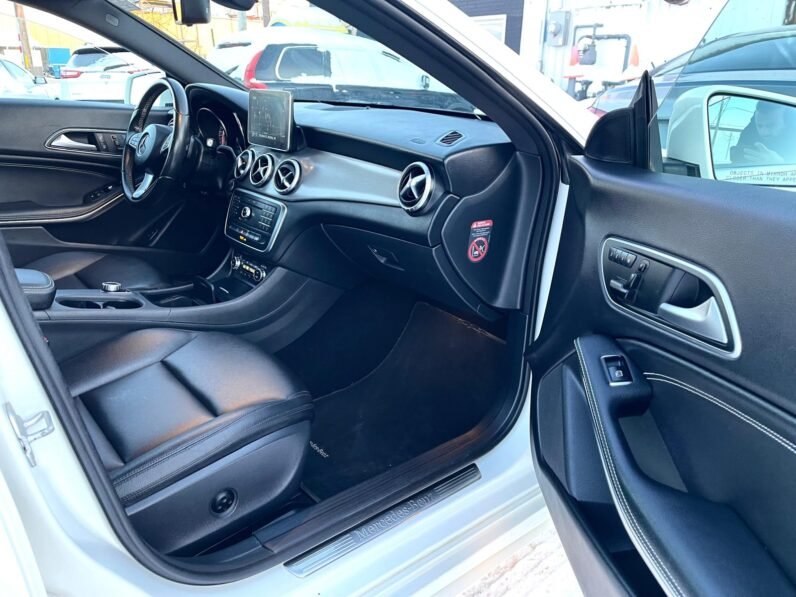 
								2015 Mercedes CLA250 4MATIC AWD Sedan full									
