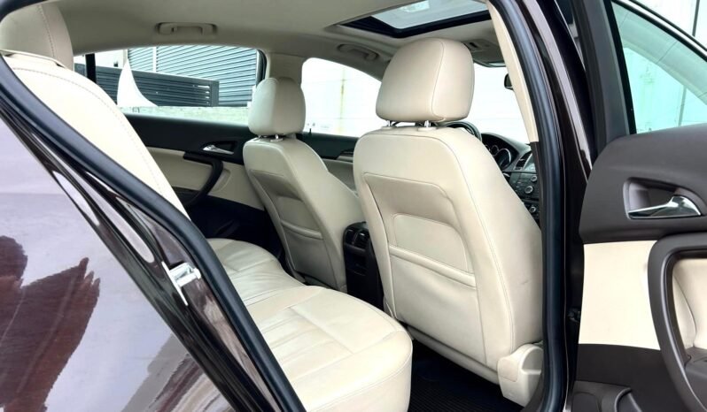 
								2011 Buick Regal CXL Sedan full									