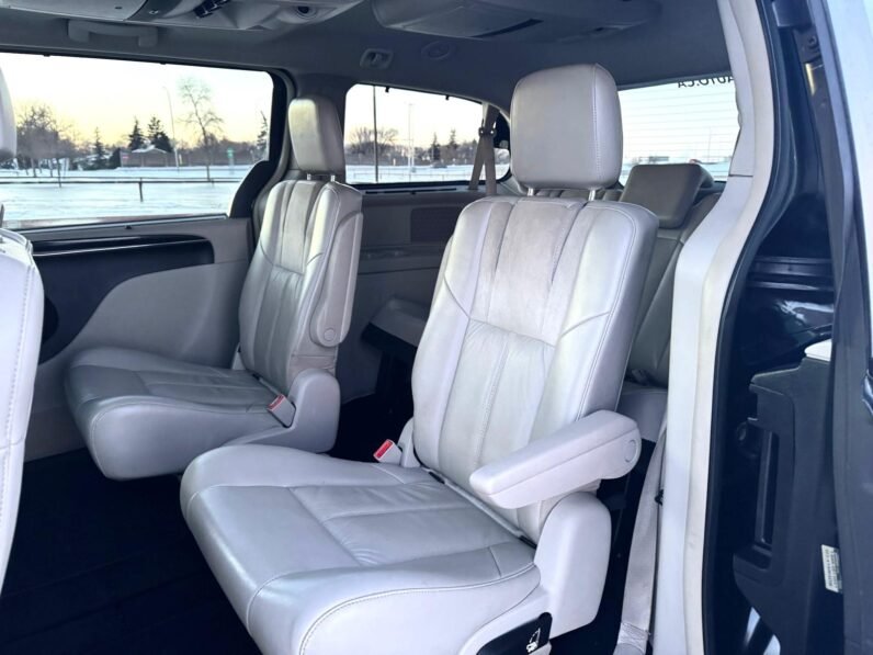 
								2012 Chrysler Town & Country Van full									