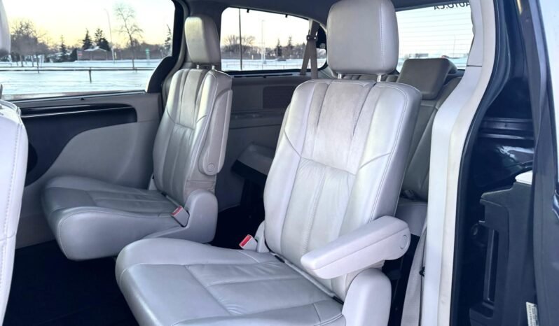 
								2012 Chrysler Town & Country Van full									