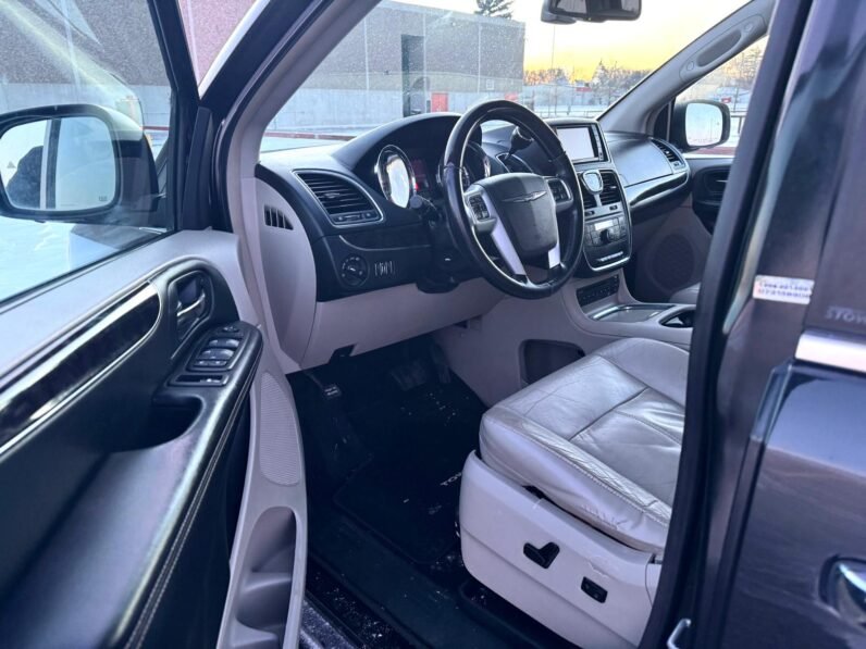 
								2012 Chrysler Town & Country Van full									