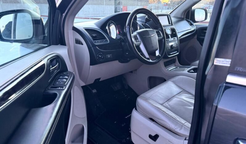 
								2012 Chrysler Town & Country Van full									