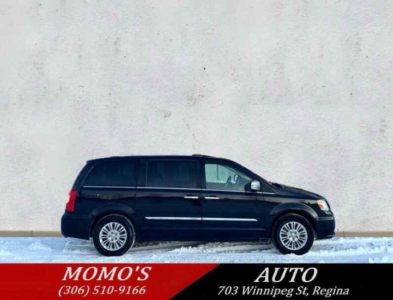 
								2012 Chrysler Town & Country Van full									