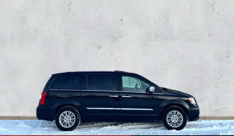 
								2012 Chrysler Town & Country Van full									