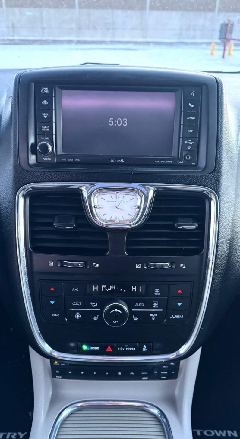 
								2012 Chrysler Town & Country Van full									