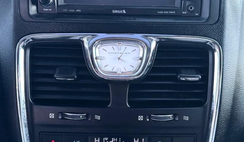 
								2012 Chrysler Town & Country Van full									