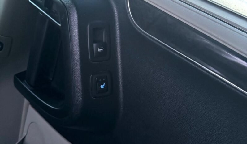 
								2012 Chrysler Town & Country Van full									