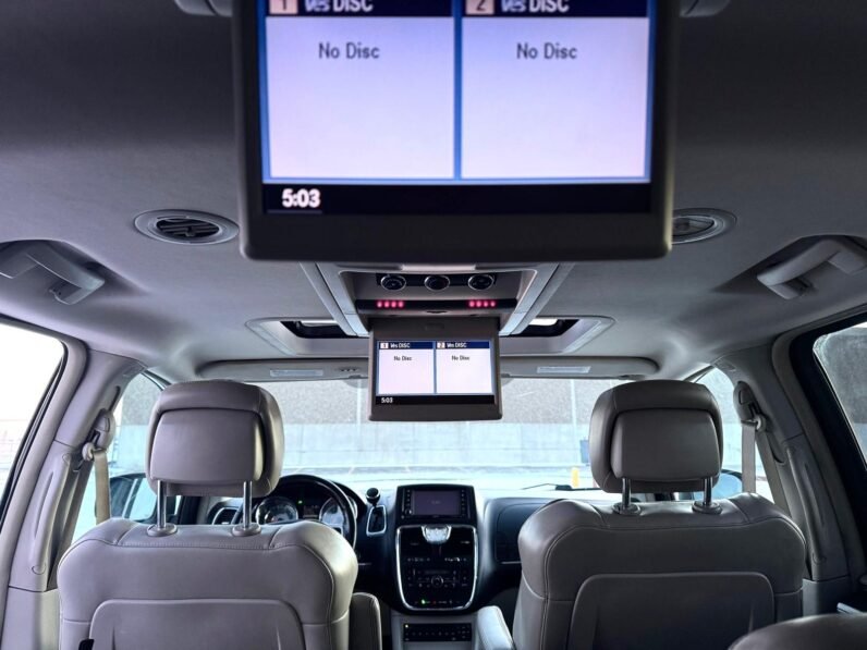 
								2012 Chrysler Town & Country Van full									