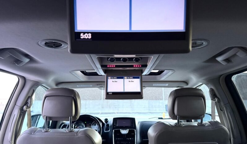 
								2012 Chrysler Town & Country Van full									