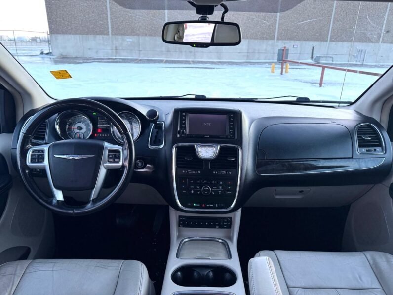 
								2012 Chrysler Town & Country Van full									