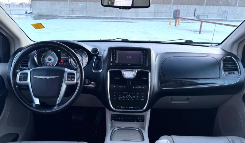 
								2012 Chrysler Town & Country Van full									