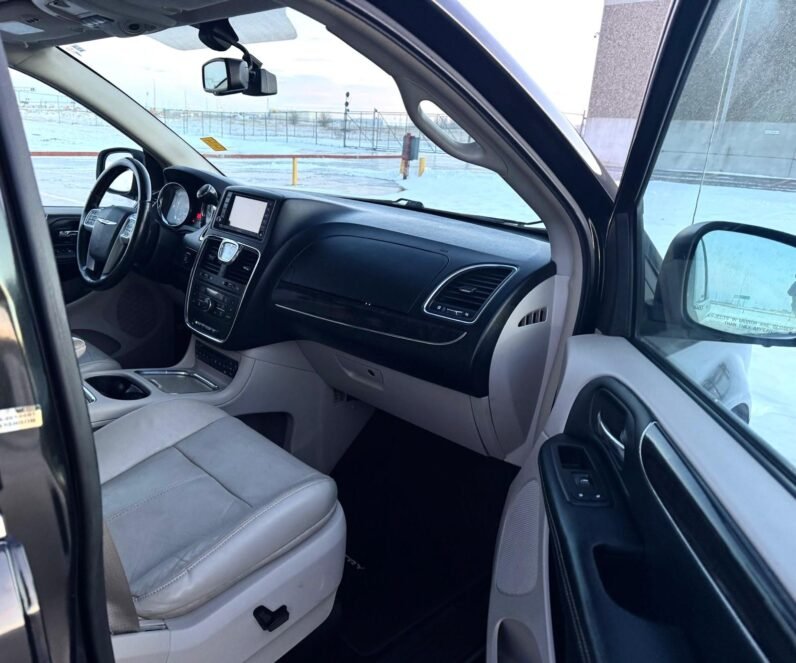 
								2012 Chrysler Town & Country Van full									