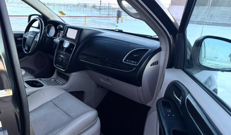 
								2012 Chrysler Town & Country Van full									