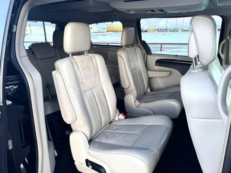 
								2012 Chrysler Town & Country Van full									