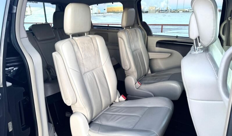 
								2012 Chrysler Town & Country Van full									