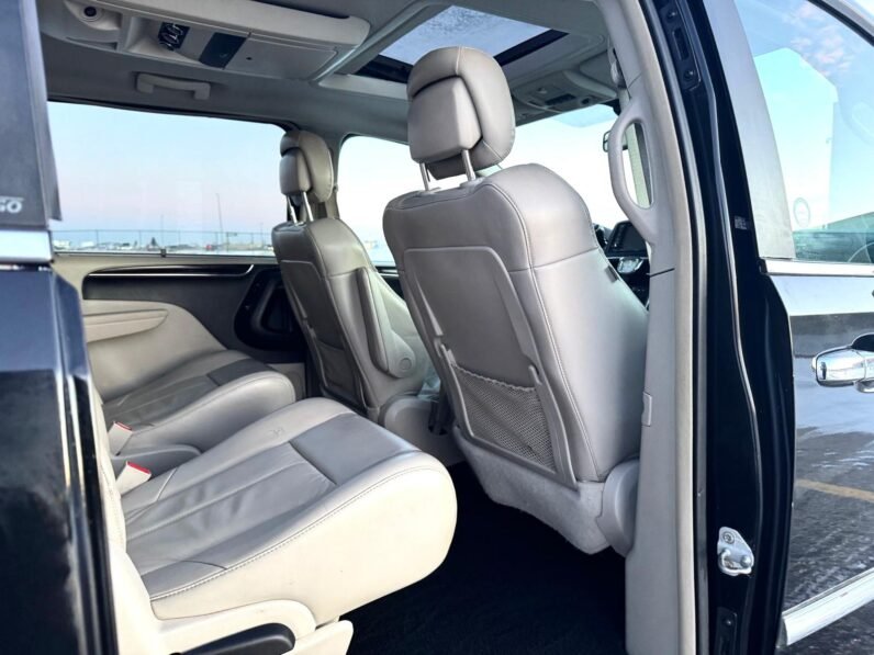 
								2012 Chrysler Town & Country Van full									