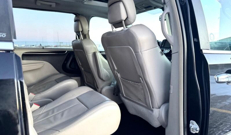 
								2012 Chrysler Town & Country Van full									