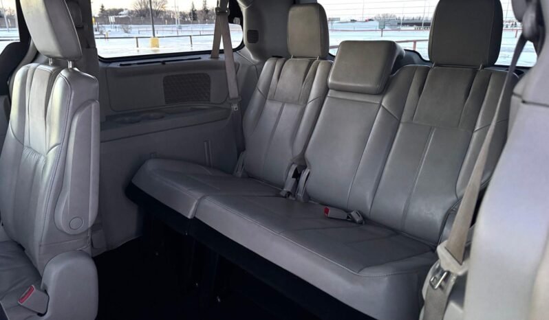 
								2012 Chrysler Town & Country Van full									