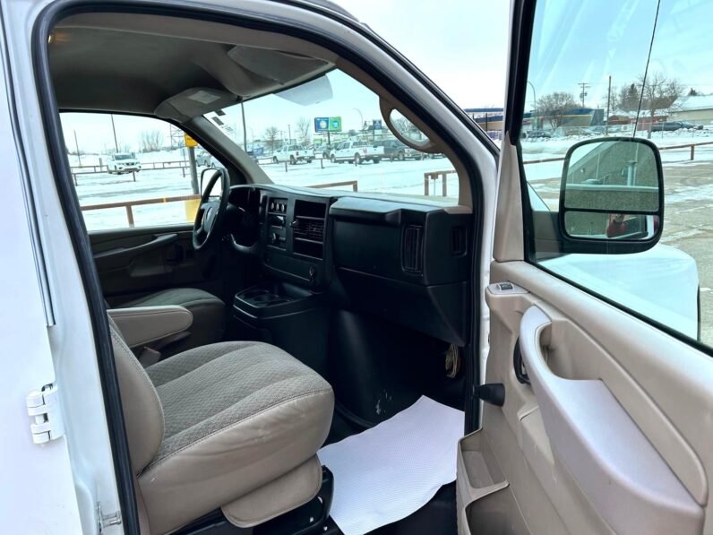 
								2012 GMC Savana 2500 Cargo van full									