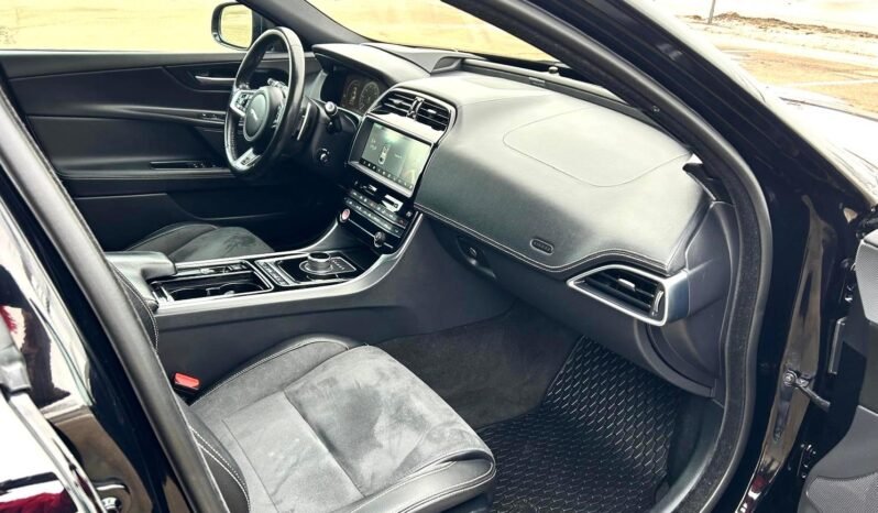 
								2018 Jaguar XE-S AWD Sedan full									